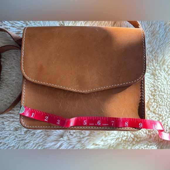 Portland Leather Hawthorne crossbody bag - Picture 2 of 8